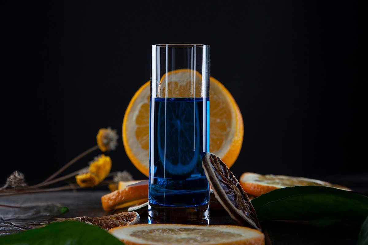 Highball cocktail disajikan dalam highball glass tinggi berisi es
