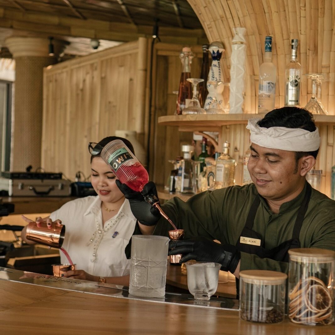 seorang mixologis dan bartender
