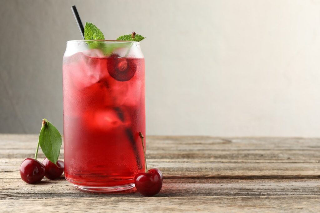 Minuman Shirley Temple berawal dari sosok Shirley Temple, artis cilik legendaris asal Amerika Serikat yang sangat populer pada era 1930-an.