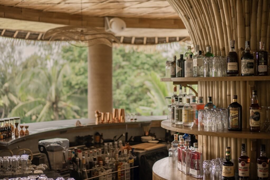 minuman dalam botol di bar
