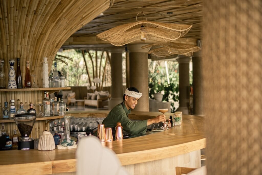 bartender artinya adalah seseorang yang bertugas mengelola area bar 