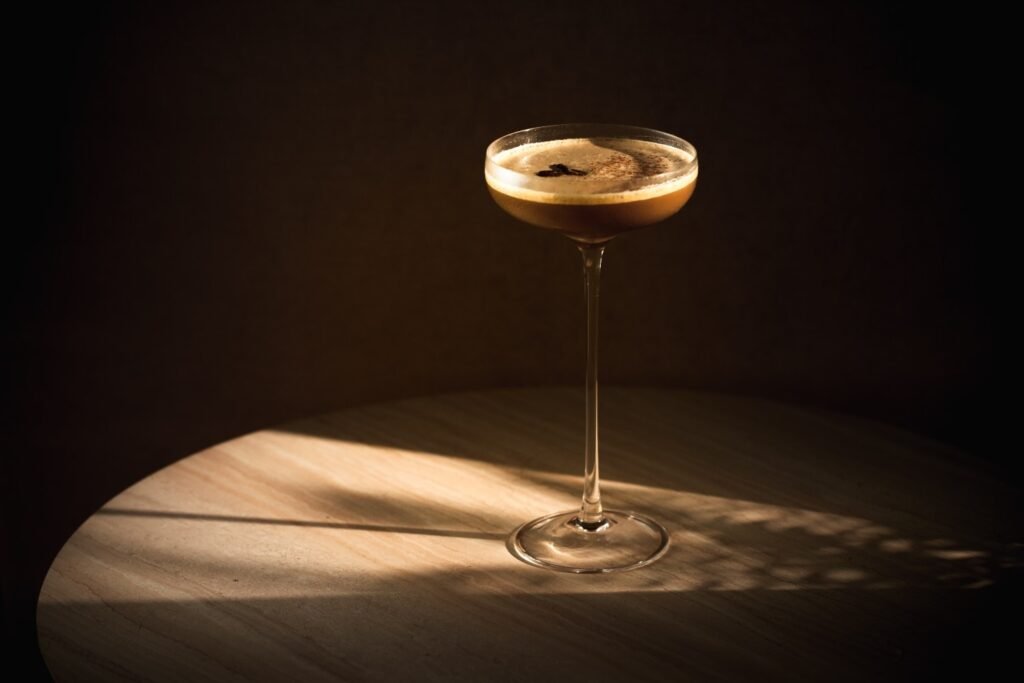 minuman di bar yang diracik seorang bartender