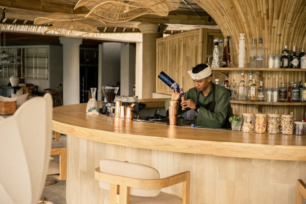 bartender sedang meracik minuman di bar